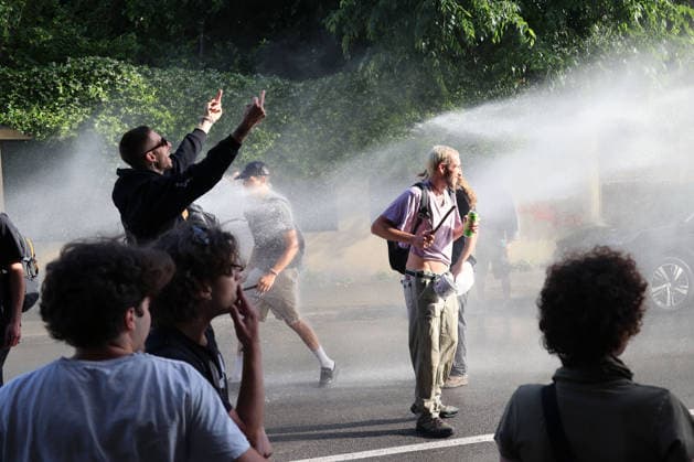 News Bilder des Tages IPA84520703 - Bologna, 09 05 2026. Manifestazione dei movimenti antifascisti e dei centri sociali per protestare contro il presidio per la remigrazione, essendo la manifestazione non comunicata gli agenti hanno prima circondato alcuni manifestanti poi quando il corteo e partito sono entrati in azione gli idranti delle Forze di Polizia, la manifestazione si e poi dispersa per le vie del centro  Copyright: xRobertoxBrancolinix xRobertoxBrancolini Ipax 84520703