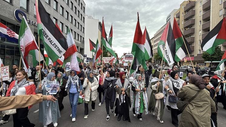 News Bilder des Tages Pro-Palestine demonstration in Berlin BERLIN, GERMANY - MAY 09: Protesters gather to demonstrate solidarity with Palestine and protest against Israel s ongoing attacks on the Gaza Strip in Berlin, Germany, on May 09, 2026. Demonstrators marched through the city streets carrying Palestinian flags and banners calling for an immediate ceasefire and an end to the humanitarian crisis in Gaza. Erbil Basay Anadolu Berlin Germany. Editorial use only. Please get in touch for any other usage.  Copyright: x2026xAnadoluxErbilxBasayx