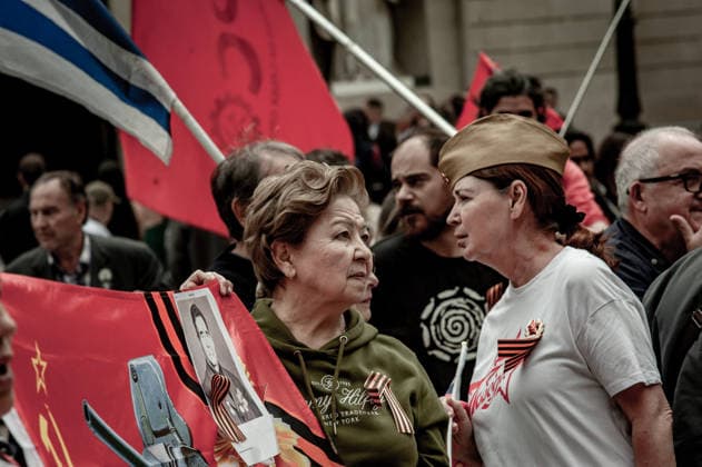 News Bilder des Tages May 9, 2026, Barcelona, Spain: Participants are seen during an Immortal Regiment march in Barcelona where people carry portraits of Soviet soldiers and wave communist flags marking Victory Day, the annual commemoration of the Soviet Union s victory over Nazi Germany in World War II. Barcelona Spain - ZUMAb137 20260509_fap_b137_029 Copyright: xJordixBoixareux