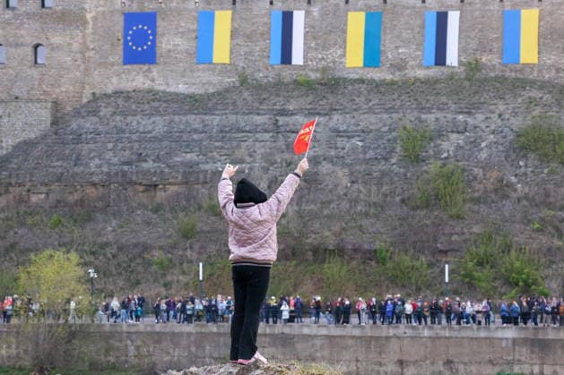 News Bilder des Tages RUSSIA, LENINGRAD REGION - MAY 9, 2026: A woman holds a flag during a concert marking the 81st anniversary of the Victory over Nazi Germany in World War II, in Ivangorod Russia  - ZUMAt113 20260509_zaa_t113_1720 Copyright: xVladimirxGerdox