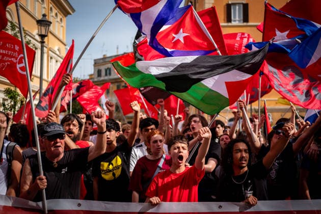News Bilder des Tages May 9, 2026, Rome, Rm, Italy: Hundreds join the march Socialism or Barbarism on the occasion of the 81st anniversary of the defeat of Nazifascism against war, rearmament and aggression towards countries such as Palestine and Cuba, to reaffirm the perspective of socialism. Rome Italy - ZUMAg256 20260509_znp_g256_013 Copyright: xMarcoxDixGianvitox