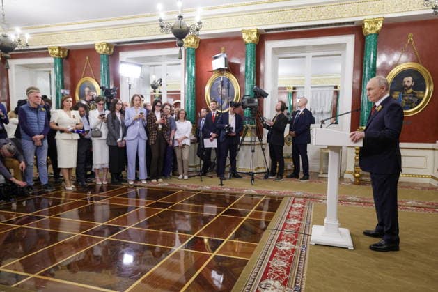 RUSSIA, MOSCOW - MAY 9, 2026: Russia s President Vladimir Putin (R) talks to journalists at the Moscow Kremlin. Gavriil Grigorov Russian Presidential Press and Information Office TASS  92241617