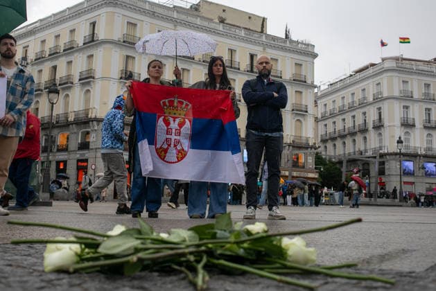 News Bilder des Tages May 9, 2026, Madrid, Spain: A bouquet of white roses is seen in front of a couple with a Serbian flag during the demonstration. During a gathering of Serbian residents in Madrid s Puerta del Sol as part of the global action The Diaspora Decides, STUDENTS WIN! to alert the international community to the deep institutional and democratic crisis in Serbia. The slogan Students Win! (Studenti pobedili) has become a rallying cry for youth groups demanding a review of democratic transparency in the country. Madrid Spain - ZUMAs197 20260509_aaa_s197_077 Copyright: xDavidxCanalesx
