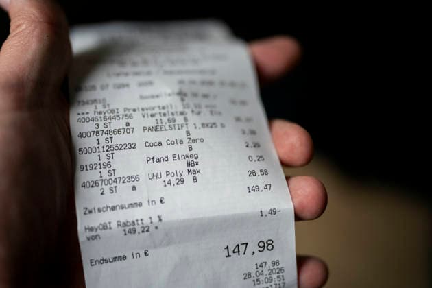 Nahaufnahme eines Kassenzettels mit Gesamtbetrag, Mehrwertsteuer und technischen Sicherheitsmerkmalen. Symbolbild für Einkäufe, Inflation, Konsum, Buchhaltung und Ausgaben im Alltag. Gummersbach, Nordrhein-Westfalen, Deutschland 06.05.2026 Copyright: MarcoxBader