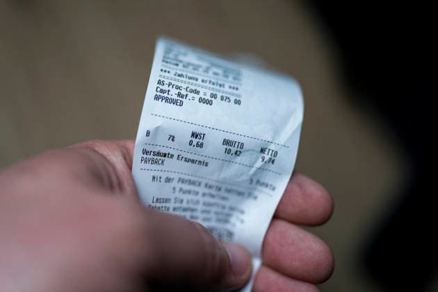 Nahaufnahme eines Kassenzettels mit Gesamtbetrag, Mehrwertsteuer und technischen Sicherheitsmerkmalen. Symbolbild für Einkäufe, Inflation, Konsum, Buchhaltung und Ausgaben im Alltag. Gummersbach, Nordrhein-Westfalen, Deutschland 06.05.2026 Copyright: MarcoxBader