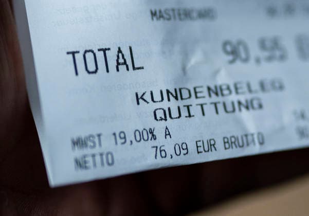 Nahaufnahme eines Kassenzettels mit Gesamtbetrag, Mehrwertsteuer und technischen Sicherheitsmerkmalen. Symbolbild für Einkäufe, Inflation, Konsum, Buchhaltung und Ausgaben im Alltag. Gummersbach, Nordrhein-Westfalen, Deutschland 06.05.2026 Copyright: MarcoxBader