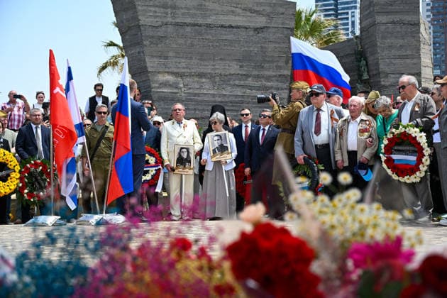 News Bilder des Tages May 9, 2026, Netanya, Central Israel, Israel: Immigrants from the former Soviet Union gather to mark Victory Day over Nazi Germany, one of the most significant holidays of the USSR, with a parade and memorial ceremony. Participants carry flags of former Soviet republics, sing wartime songs, wear original Soviet military uniforms and medals, and lay flowers alongside ambassadors and representatives of various countries. World War II veterans also attend the event. Netanya Israel - ZUMAp227 20260509_zip_p227_001 Copyright: xPaulinaxPatimerx