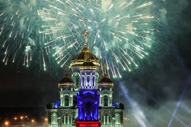 News Bilder des Tages RUSSIA, MOSCOW REGION - MAY 9, 2026: Fireworks go off over the Main Cathedral of the Russian Armed Forces (Cathedral of the Resurrection of Christ) near Kubinka, west of Moscow, on Victory Day Russia  - ZUMAt113 20260509_zaa_t113_1809 Copyright: xSergeixFadeichevx