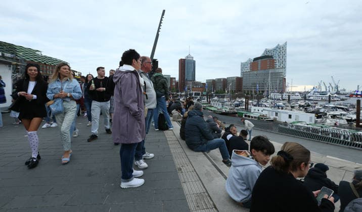 837. Hafengeburtstag Hamburg. Wie in jedem Jahr waren die Festivitäten an der Elbe auch in 2026 wieder an Anziehungspunkt für Hunderttausende von Menschen - darunter viele Touristen. Besucher schlendern die Jan-Fedder-Promenade entlang. Altstadt Hamburg *** 837 Hafengeburtstag Hamburg As every year, the festivities on the Elbe were once again a magnet for hundreds of thousands of people in 2026, including many tourists Visitors stroll along the Jan Fedder Promenade Old Town Hamburg