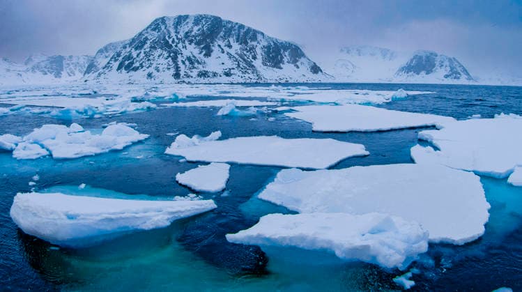 Creative Highlights World Treibeis, Arktis, Norwegen Drift floating Ice and Snowcapped Mountains, Albert I Land, Arctic, Spitsbergen, Svalbard, Norway, Europe (License=RF) Copyright: xZoonar.com AlxCarrerax 25022728