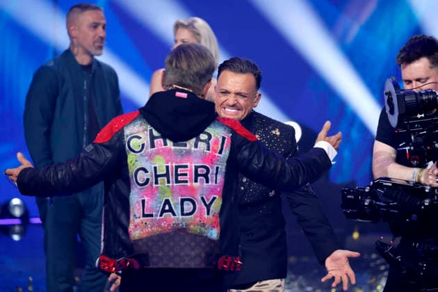 Juror Dieter Bohlen gratuliert Kandidat Menowin Fröhlich zum Gewinn der 22. Staffel der deutschen Gesangs-Castingshow Deutschland sucht den Superstar (DSDS) in den MMC-Studios. Köln, 09.05.2026 NRW Deutschland *** Juror Dieter Bohlen congratulates candidate Menowin Fröhlich on winning the 22nd season of the German singing casting show Deutschland sucht den Superstar DSDS at the MMC Studios Cologne, 09 05 2026 NRW Germany Copyright: xChristophxHardtx