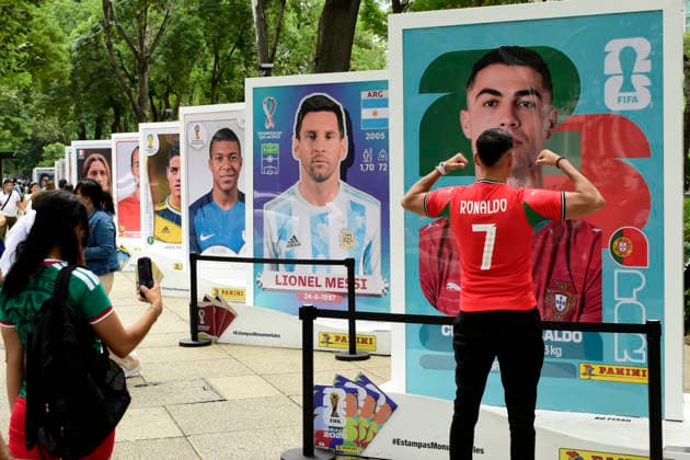 FIFA World Cup Panini Collectible Album Exhibition A Fan poses in front a poster of Cristiano Ronaldo during the FIFA World Cup Panini Collectible Album Exhibition on Paseo de la Reforma Avenue.on May 9, 2026 in Mexico City, Mexico. (Photo by Luis Barron Eyepix Group) Copyright: xLuisxBarronx xEyepixxGroupx LB_09052026_183555