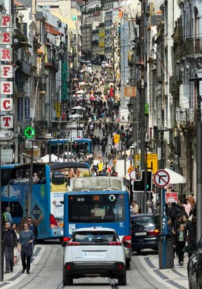Viel Verkehr und viele Menschen in der engen und steilen Strasse Rua dos Clérigos in der Altstadt, Ribeira, Porto, Portugal, Europa Viel Verkehr und viele Menschen in der engen und steilen Strasse Rua dos Cl?rigos in der Altstadt, Ribeira, Porto, Portugal, Europa (License=RM) Copyright: xZoonar.com StefanxZiesex 25029985