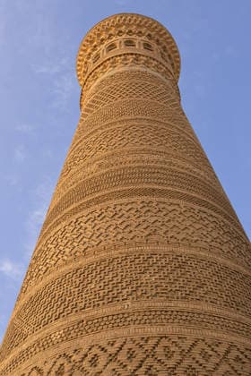 Creative Highlights World Kalyan Minaret in Bukhara von unten fotografiert, zeigt komplizierte Zierziegelwerksbänder gegen einen klaren blauen Himmel. Ideal für Reiseführer, Veröffentlichungen und kulturelle Inhalte. Kalyan Minaret in Bukhara von unten fotografiert, zeigt komplizierte Zierziegelwerksbänder gegen einen klaren blauen Himmel. Ideal für Reiseführer, Veröffentlichungen und kulturelle Inhalte. (License=RF) Copyright: xZoonar.com YudinaxAlinax 25030975