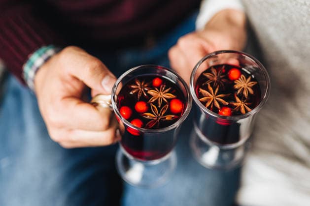 Schließen Sie die Hände Holding Mulled Weingläser mit Star Anise und roten Beeren Schließen Sie die Hände Holding Mulled Weingläser mit Star Anise und roten Beeren (License=RF) ,model released, Symbolfoto Copyright: xZoonar.com ViorelxKurnosovx 25031000 ,model released, Symbolfoto ,property released