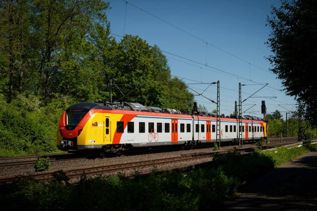 Hessische Landesbahn HLB Regionalzug auf freier Strecke in moderner HLB-Triebwagen fährt bei strahlendem Sonnenschein an Bäumen vorbei. Gestochen scharfe Aufnahme. (License=RM) Copyright: xZoonar.com GerdxHarderx 25034638