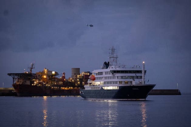 News Bilder des Tages HV Hondius carrying suspected hantavirus cases approaches Port of Granadilla TENERIFE, SPAIN - MAY 10: The HV Hondius approaches the Port of Granadilla, carrying passengers possibly infected with hantavirus on board in Tenerife, Canary Islands on May 10, 2026. Andres Gutierrez Anadolu Tenerife Spain. Editorial use only. Please get in touch for any other usage.  Copyright: x2026xAnadoluxAndresxGutierrezx