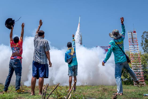 News Bilder des Tages May 10, 2026, Yasothon, Yasothon, Thailand: Men cheer on as a sen class rocket lifts off shortly after launch during the Bung Bang Fai rocket festival in Yasothon, Thailand. The annual festival is a continuation of the cultural practice of launching rockets in order to bring on the coming of the rainy season in ThailandÃ¢â‚¬â ¢s Issan farming region. Yasothon Thailand - ZUMAt128 20260510_zap_t128_003 Copyright: xAdryelxTalamantesx
