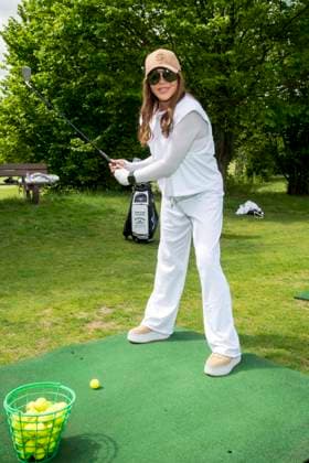 ABB PROMIGOLF- Simone Thomalla beim Abschlagauf dem Gruen zu Gast beim ersten Charity Promi-AM Golfturnier zu gunstemn von Kinderwohl Berlin und Geka e.V. auf dem Golf und Country Club am Motzener See in Mittenwalde Brandenburg am 09.05.2026 Brandenburg Deutschland