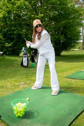ABB PROMIGOLF- Simone Thomalla beim Abschlagauf dem Gruen zu Gast beim ersten Charity Promi-AM Golfturnier zu gunstemn von Kinderwohl Berlin und Geka e.V. auf dem Golf und Country Club am Motzener See in Mittenwalde Brandenburg am 09.05.2026 Brandenburg Deutschland