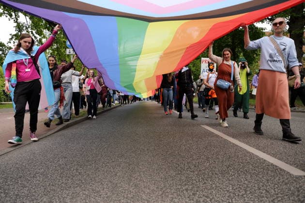 Menschen laufen mit Regenbogenfahne in der Pappelallee während einer Demo zum Christopher Street Day in Potsdam, 9. Mai 2026. CSD in Potsdam *** People walk with a rainbow flag in the Pappelallee during a demonstration for Christopher Street Day in Potsdam, May 9, 2026 CSD in Potsdam