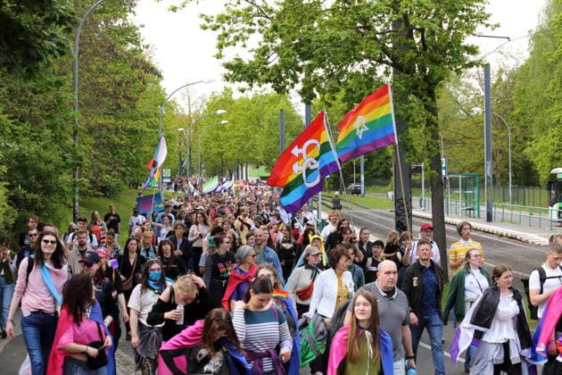 Menschen laufen mit Regenbogenfahnen in der Kiepenheuerallee während einer Demo zum Christopher Street Day in Potsdam, 9. Mai 2026. CSD in Potsdam *** People walk with rainbow flags in Kiepenheuerallee during a demonstration for Christopher Street Day in Potsdam, May 9, 2026 CSD in Potsdam