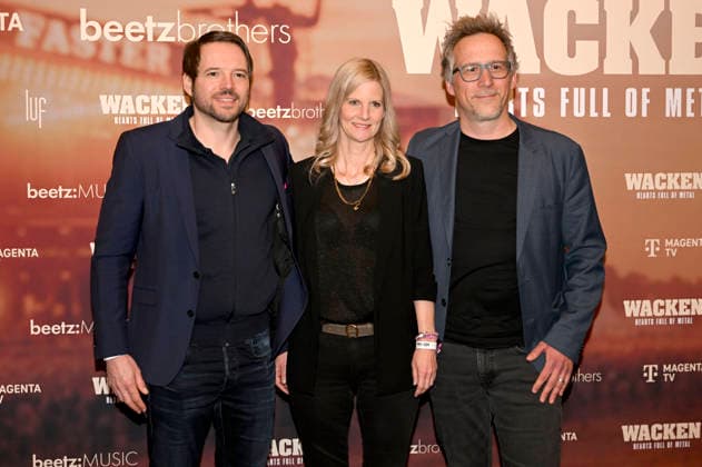 Daniel Guhl, Dorothea Jacob und Gast bei der Premiere des Magenta TV-Dokumentarfilms Wacken - Hearts Full of Metal auf dem DOK.fest München 2026 im Deutschen Theater. München, 09.05.2026