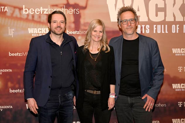 Daniel Guhl, Dorothea Jacob und Gast bei der Premiere des Magenta TV-Dokumentarfilms Wacken - Hearts Full of Metal auf dem DOK.fest München 2026 im Deutschen Theater. München, 09.05.2026