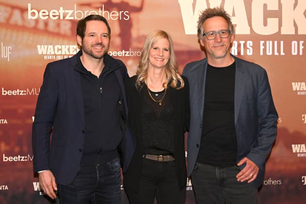 Daniel Guhl, Dorothea Jacob und Gast bei der Premiere des Magenta TV-Dokumentarfilms Wacken - Hearts Full of Metal auf dem DOK.fest München 2026 im Deutschen Theater. München, 09.05.2026
