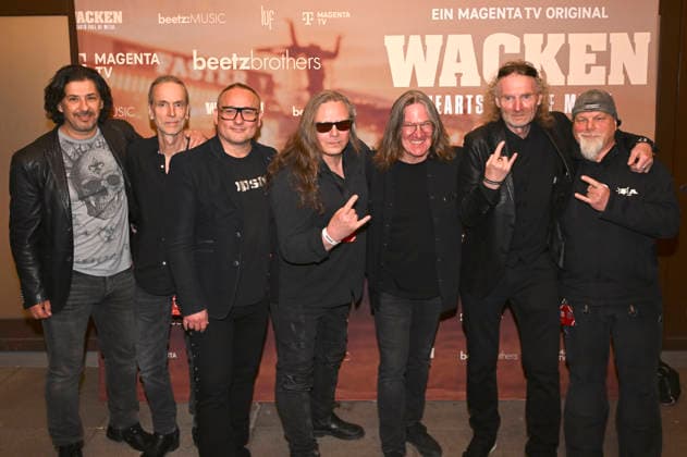 Jennifer Haben und Doro Pesch mit der Band Skyline bei der Premiere des Magenta TV-Dokumentarfilms Wacken - Hearts Full of Metal auf dem DOK.fest München 2026 im Deutschen Theater. München, 09.05.2026