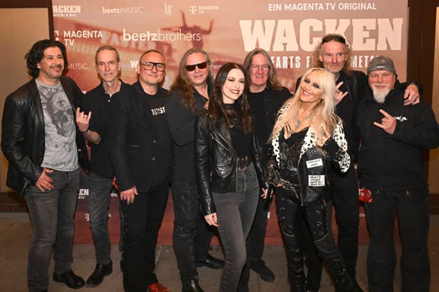 Jennifer Haben und Doro Pesch mit der Band Skyline bei der Premiere des Magenta TV-Dokumentarfilms Wacken - Hearts Full of Metal auf dem DOK.fest München 2026 im Deutschen Theater. München, 09.05.2026