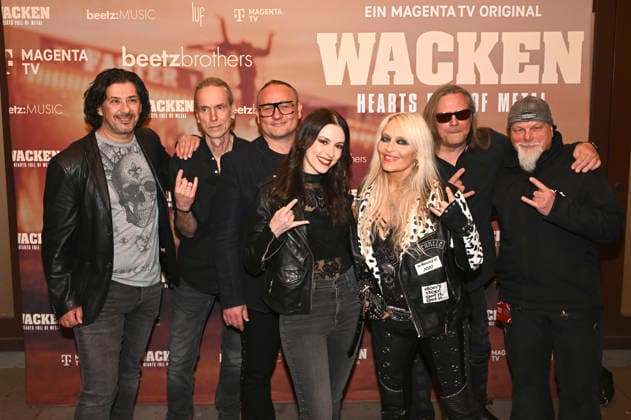 Jennifer Haben und Doro Pesch mit der Band Skyline bei der Premiere des Magenta TV-Dokumentarfilms Wacken - Hearts Full of Metal auf dem DOK.fest München 2026 im Deutschen Theater. München, 09.05.2026