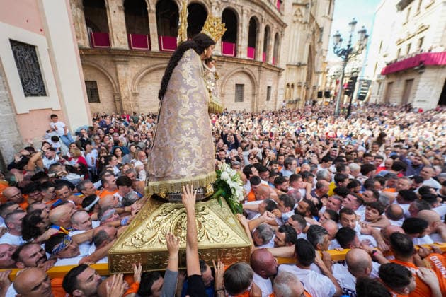News Bilder des Tages Transfer of the pilgrim image of the Mare de Déu in Valencia Hundreds of people participate in the traditional transfer of the pilgrim image of the Virgen de los Desamparados, on May 10, 2026, in Valencia, Valencian Community Spain On the occasion of the feast of the Mare de Déu dels Desamparats, patron saint of Valencia and the Valencian Community, Valencia celebrates the Transfer of the pilgrim image of the Mare de Déu from the Basilica to the Cathedral, celebrates the Transfer of the pilgrim image of the Mare de Déu from the Basilica to the Cathedral In addition, Valencia hosts numerous religious and festive events, such as the Misa de Descoberta, the Missa d Infants, and the general procession with the image of the Mare de Déu 10 MAY 2  Copyright: xJorgexGilx 7512283