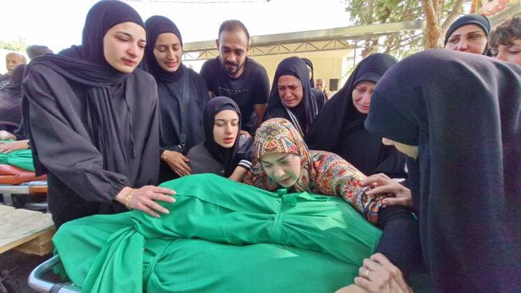 News Bilder des Tages Funeral held in southern Lebanon for 7 people who lost their lives after an Israeli attack SIDON, LEBANON - MAY 10: Relatives mourn during the funeral ceremony held for seven people, including a child, who were killed in an Israeli strike targeting the town of Al-Saksakiyyeh in Sidon, Lebanon on May 10, 2026. Mohammad Abushama Anadolu Sidon Lebanon. Editorial use only. Please get in touch for any other usage.  Copyright: x2026xAnadoluxMohammadxAbushamax