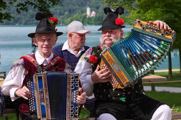 News Bilder des Tages (260510) -- BLED, May 10, 2026 -- Participants play the accordion during the accordion weekend event at Lake Bled in Bled, Slovenia, May 10, 2026. This annual event brings together hundreds of participants for band performances, ensemble shows and an accordion procession. (Photo by Xinhua) SLOVENIA-BLED-ACCORDION WEEKEND ZeljkoxStevanic 