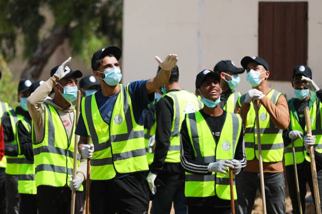 News Bilder des Tages Volunteers clear rubble at al-Shifa Hospital in Gaza City Palestinian volunteers take part in removing rubble and cleaning the outer courtyard of al-Shifa Hospital in Gaza City on May 10, 2026, as part of the Volunteer Work Week activities organized by the Operation Chivalrous Knight 3 initiative. The campaign included cleaning works, rubble removal, tree planting and the installation of shade structures for residents around the hospital. Photo by Ramzi Abu Amer apaimages Khan Yunis Gaza Strip Palestinian Territory 100526_Gaza_RA_00(23).jpeg Copyright: xapaimagesxRamzixxAbuxAmerx xapaimagesx