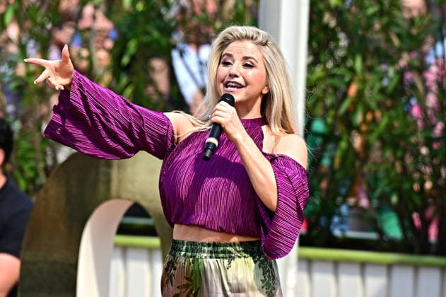 Entertainment Bilder des Tages ZDF - Fernsehgarten. Sängerin Beatrice Egli während der ZDF - Unterhaltungsshow Fernsehgarten am 10.05.2026 in Mainz. 20260510MWI120449 *** ZDF Fernsehgarten singer Beatrice Egli during the ZDF entertainment show Fernsehgarten on 10 05 2026 in Mainz 20260510MWI120449