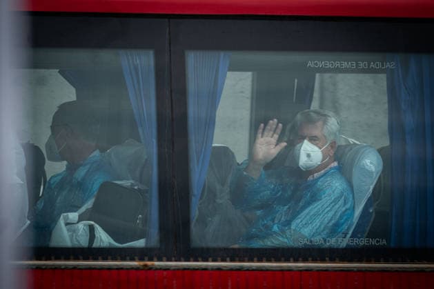 News Bilder des Tages Evacuation continues from the Hantavirus-hit cruise ship at Spanish Port of Tenerife TENERIFE, SPAIN - MAY 10: British passengers have disembarked from the MV Hondius and head by coach to the airport at Granadilla Port in Tenerife, Canary Islands, Spain on May 10, 2026. The British Ambassador to Spain is at the port, closely following the operation. Andres Gutierrez Anadolu Tenerife Spain. Editorial use only. Please get in touch for any other usage.  Copyright: x2026xAnadoluxAndresxGutierrezx
