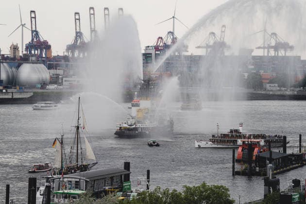 News Bilder des Tages Deutschland, Hamburg, Hamburger Hafen, Hafengeburtstag, Hamburg Hafengeburtstag, Elbe, Feuerlöschboot, Wasserfontänen, Hafenparade, Hafen Hamburg, Containerterminal, Hafenkräne, Schifffahrt, maritime Fotografie, Hafenpanorama, Barkassen, Wasserverkehr, Industriehafen, maritime Szene, Hafenbetrieb, Eventfotografie, Elbansicht, Traditionssegler, Segelschiff, Dampfschiff, Hafenrundfahrt, Werftindustrie, Küstenwache, maritimes Event, Tourismus Hamburg, Schiffsparade *** Germany, Hamburg, Hamburg harbor, Hamburg harbor birthday, Hamburg harbor birthday, Elbe, fire boat, water fountains, harbor parade, port of Hamburg, container terminal, harbor cranes, shipping, maritime photography, harbor panorama, launches, water traffic, industrial p Copyright: xStefanxTrochax