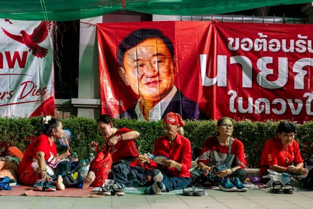 News Bilder des Tages May 10, 2026, Bangkok, Bangkok, Thailand: Supporters of jailed former Prime Minister Thaksin Shinawatra camp outside Klong Prem Central Prison in Bangkok, Thailand, on May 10, 2026, the night before his expected parole release after serving two-thirds of a one-year sentence. Thaksin was convicted on corruption charges in 2023 and sentenced to eight years in prison, later reduced to one year by royal pardon. His case drew renewed controversy after his initial sentence was served almost entirely in a luxury ward at ThailandÃ¢â‚¬â ¢s Police General Hospital, leading to his subsequent return to prison. Bangkok Thailand - ZUMAt128 20260510_zap_t128_010 Copyright: xAdryelxTalamantesx