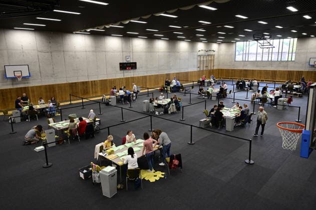News Bilder des Tages Görlitz, Oberbürgermeisterwahl, Wahlhelfer beim Auszählen der Stimmen in der Emil von Schenckendorff Turnhalle. Görlitz, 10.05.2026 *** Görlitz, mayoral election, election assistant counting the votes in the Emil von Schenckendorff gymnasium in Görlitz, 10 05 2026 Copyright: xMatthiasxWehnertx