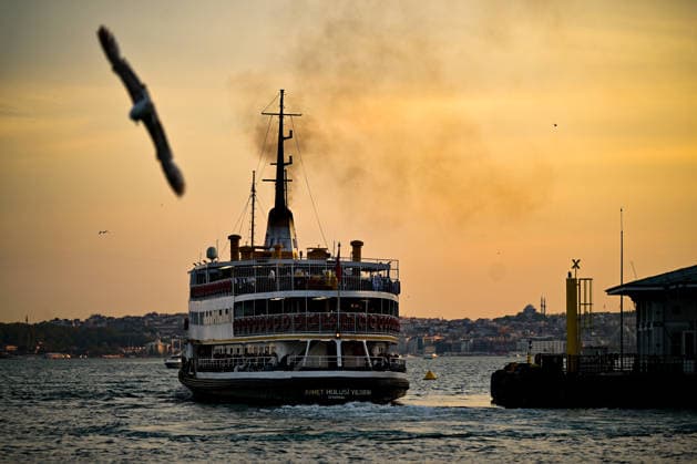 News Bilder des Tages Sunset in Istanbul ISTANBUL, TURKIYE - MAY 10: A ferry sails across the Bosphorus at sunset off the Besiktas coast in Istanbul, Turkiye, on May 10, 2026. Cem Tekkesinoglu Anadolu Istanbul Turkey. Editorial use only. Please get in touch for any other usage.  Copyright: x2026xAnadoluxCemxTekkesinoglux