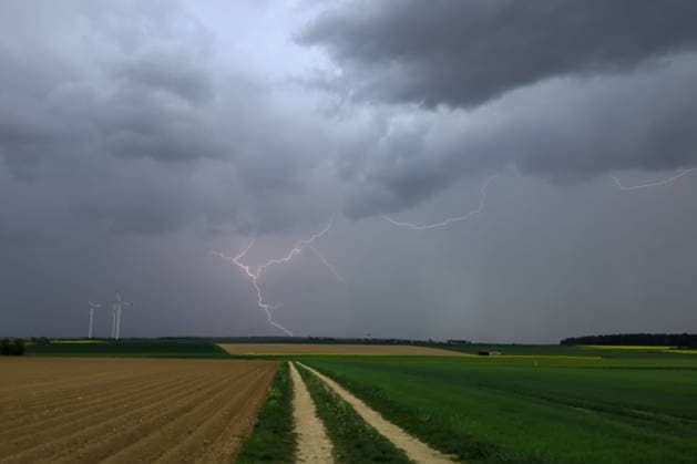 News Bilder des Tages Wetterfeature, Dunkle Gewitterwolken ziehen in Baden-Württemberg auf - es gilt Unwetterwarnung zum Wetterumschwung. Weidenstetten Baden-Württemberg Deutschland Weidenstetten *** Weather feature, Dark thunderstorm clouds are gathering in Baden Württemberg there is a severe weather warning for a change in the weather Weidenstetten Baden Württemberg Germany Weidenstetten Copyright: x xonw-imagesx xSimonxZeiherx