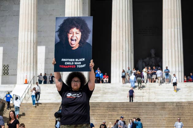 News Bilder des Tages May 10, 2026, Washington, Dc, USA: RAGE GRAY, an advocate for Black mothers and families with the African National WomenÃ¢â‚¬â ¢s Organization, holds a sign of themself screaming in front of the Lincoln Memorial. Gray and dozens others gathered on MotherÃ¢â‚¬â ¢s Day at the Lincoln Memorial to demand greater protections for Black mothers and families and reformation of Child Protective Services. Washington USA - ZUMAh204 20260510_znp_h204_014 Copyright: xRileyxHartyx