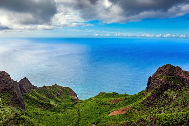 Die Hawaii-Inseln. Pazifischer Ozean. Helicopter ride with the doors removed. Ribbed cliffs covered in green vegetation. USA. The Hawaiian Islands. Pacific Ocean. (License=RF) Copyright: xZoonar.com kavramx 25041840