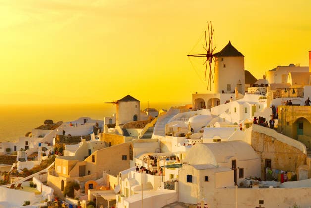 Windmühle von Oia bei Sonnenuntergang, Santorini famouse orange sunset of Oia with windmill, Santorini (License=RF) Copyright: xZoonar.com neirfy@x 25041920