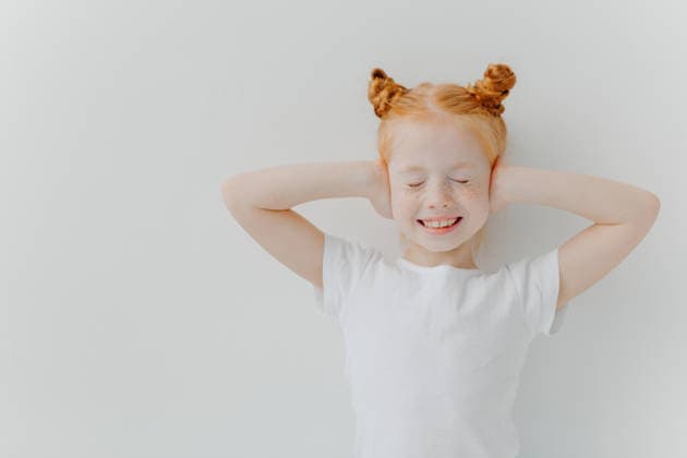 Fröhliches rothaariges Mädchen, das mit geschlossenen Augen und hinter dem Kopf verschränkten Händen vor einem sauberen weißen Hintergrund in einem hellen Studio lächelt Cheerful Red Haired Girl Smiling with Eyes Closed and Hands Behind Head Against Clean White Background in Bright Studio (License=RF) ,model released, Symbolfoto Copyright: xZoonar.com ViorelxKurnosovx 25041953 ,model released, Symbolfoto ,property released