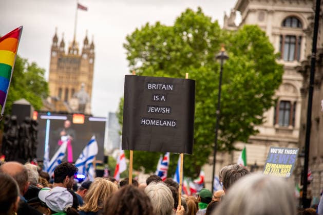 Standing Strong: Extinguish Antisemitism rally in London, UK - 10 May 2025 A protester holds a placard saying Britain is a Jewish HomeLand during the Standing Strong: Extinguish Antisemitism rally on Whitehall, Downing Street. The rally has been organised in response to months of antisemitic violence, including multiple arson attacks on Jewish communities and the stabbing of two British Jews in Golders Green on 29 April. Suspected terrorist Essa Suleiman has been charged with attempted murder in relation to the stabbings. London United Kingdom Copyright: xLoredanaxSangiulianox xSOPAxImagesx LSangiuliano-1305