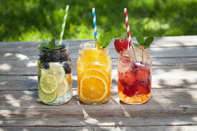 Glas mit frischer Limonade Fresh lemonade jar with summer fruits and berries (License=RF) Copyright: xZoonar.com EvgenyxKarandaevx 25043447