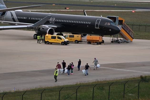 Plane carrying MV Hondius passengers arrives at Eindhoven Airport EINDHOVEN, NETHERLANDS - MAY 10: Passengers walk inside the airport after the plane repatriating 26 Dutch national passengers of the MV Hondius cruise ship, where an outbreak of hantavirus has been detected, lands at Eindhoven Air Base International airport in Eindhoven, Netherlands on May 10, 2026. The World Health Organisation (WHO) has identified six confirmed cases of hantavirus out of eight suspected cases, including three people who have died from this known but rare virus, for which there is neither a vaccine nor a treatment. Mouneb Taim Anadolu Eindhoven Netherlands. Editorial use only. Please get in touch for any other usage.  Copyright: x2026xAnadoluxMounebxTaimx